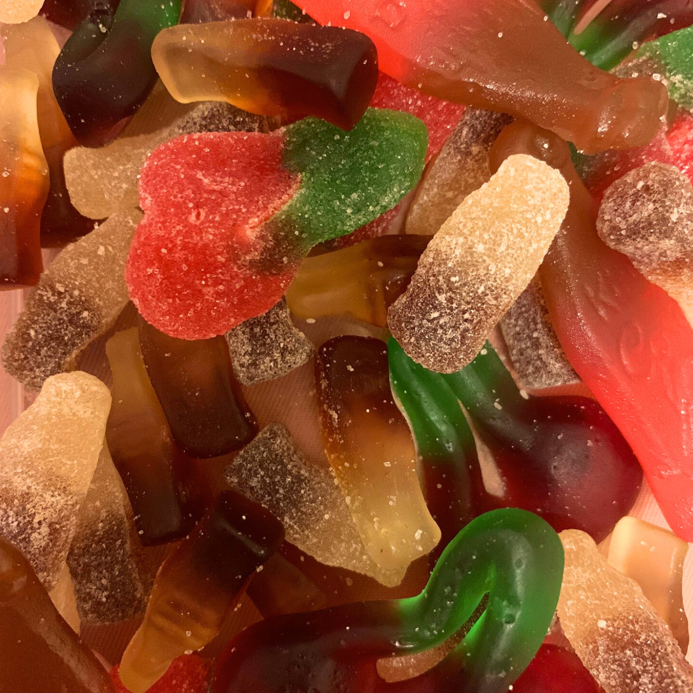 Halal Cherry Cola Burst Mix close-up - zoete kersen en verfrissende cola halal snoepjes met bruisende twist
