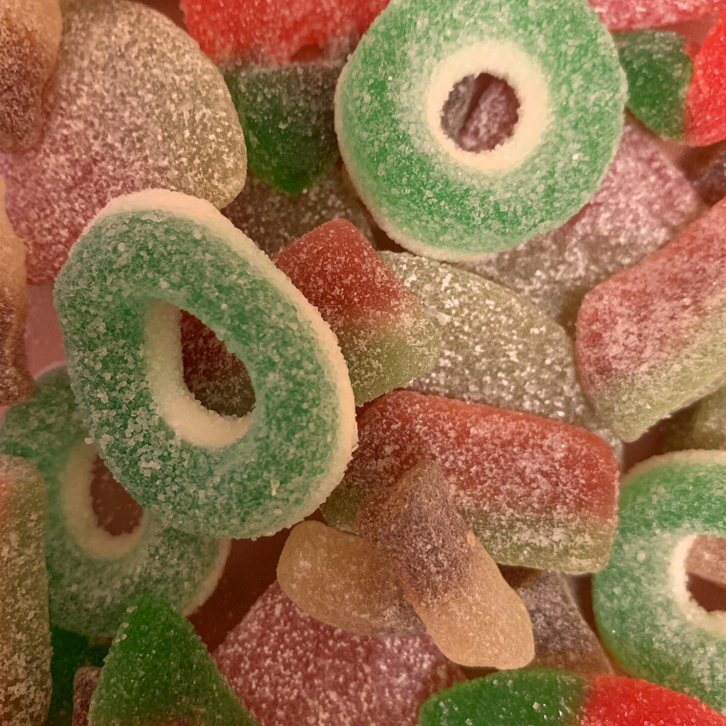 Halal Crazy Tropical Mix close-up - fruitige, frisse en bruisende tropische halal snoepjes