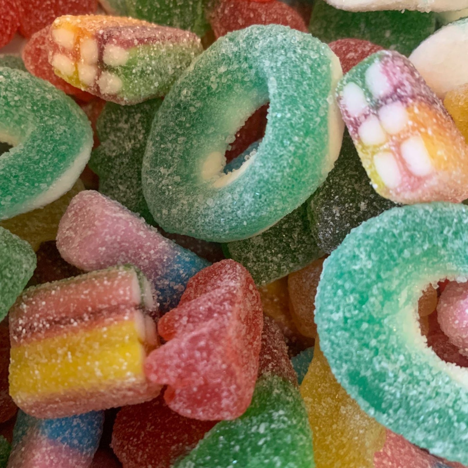 Halal Bibi Fatma Mix close-up - kleurrijke halal snoepjes mix met fruitige, zure en sprankelende smaken