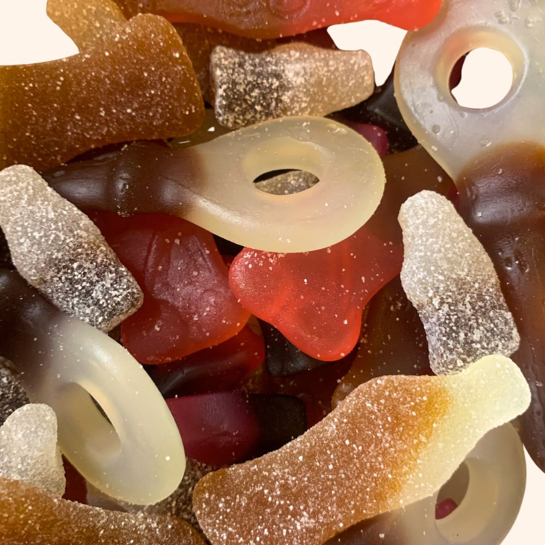 Vegan Cola Explosion close-up - diverse cola snoepjes mix, plantaardig zonder gelatine
