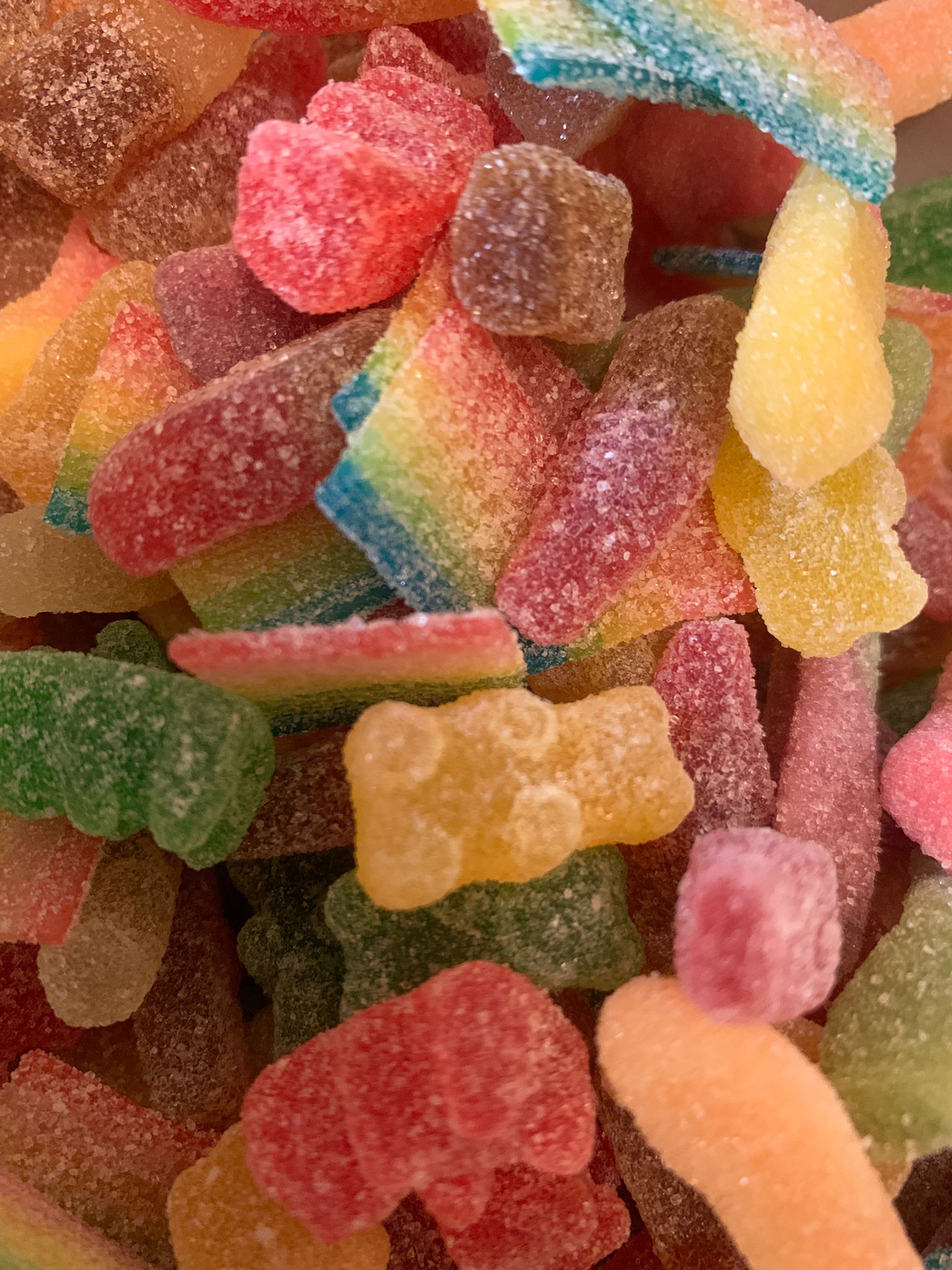 Halal Candy Lover Deluxe Candy Jar close-up - doorzichtige pot met halal fizzy gummies en roségouden deksel
